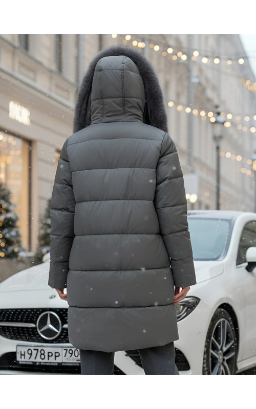 Длинный зимний пуховик премиум-класса.