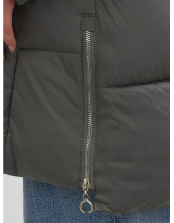 Длинный зимний пуховик премиум-класса.