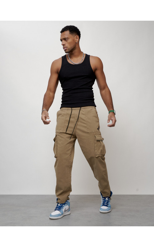 Мужские брюки зауженного кроя.