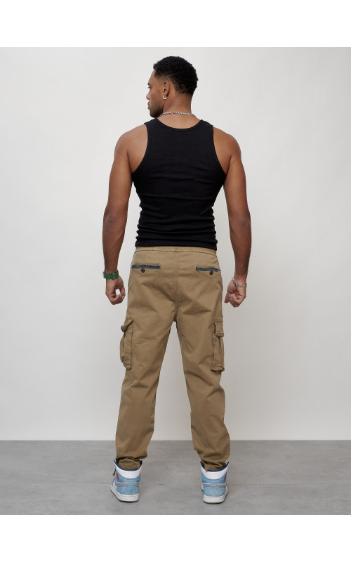 Мужские брюки зауженного кроя.