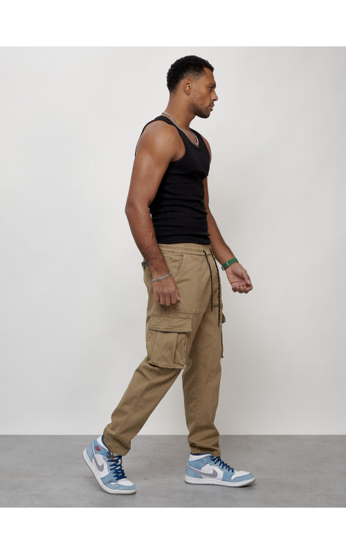 Мужские брюки зауженного кроя.