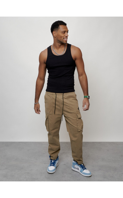 Мужские брюки зауженного кроя.