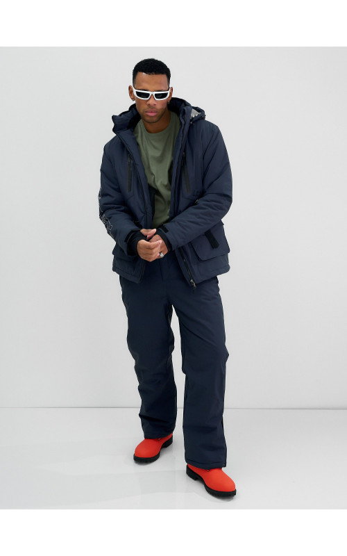 Мужской горнолыжный костюм для активного отдыха.