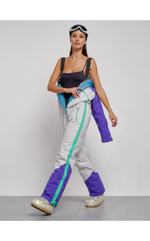 Зимний женский комбинезон для зимних видов спорта.