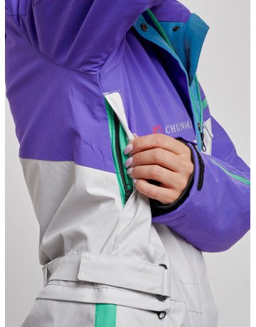 Зимний женский комбинезон для зимних видов спорта.