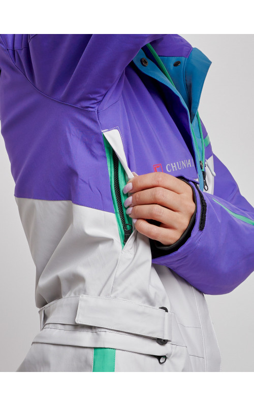 Зимний женский комбинезон для зимних видов спорта.