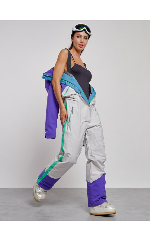 Зимний женский комбинезон для зимних видов спорта.