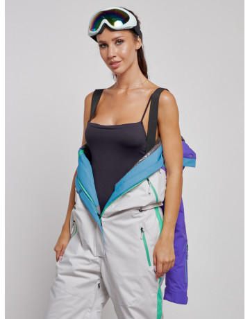 Зимний женский комбинезон для зимних видов спорта.