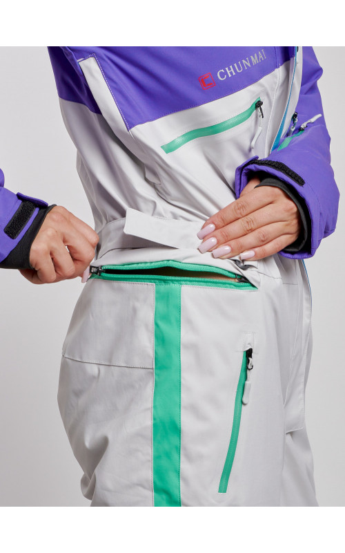 Зимний женский комбинезон для зимних видов спорта.