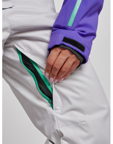 Зимний женский комбинезон для зимних видов спорта.