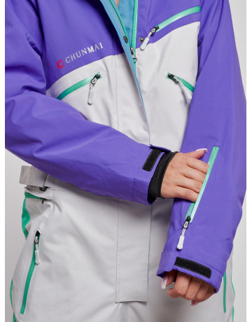 Зимний женский комбинезон для зимних видов спорта.