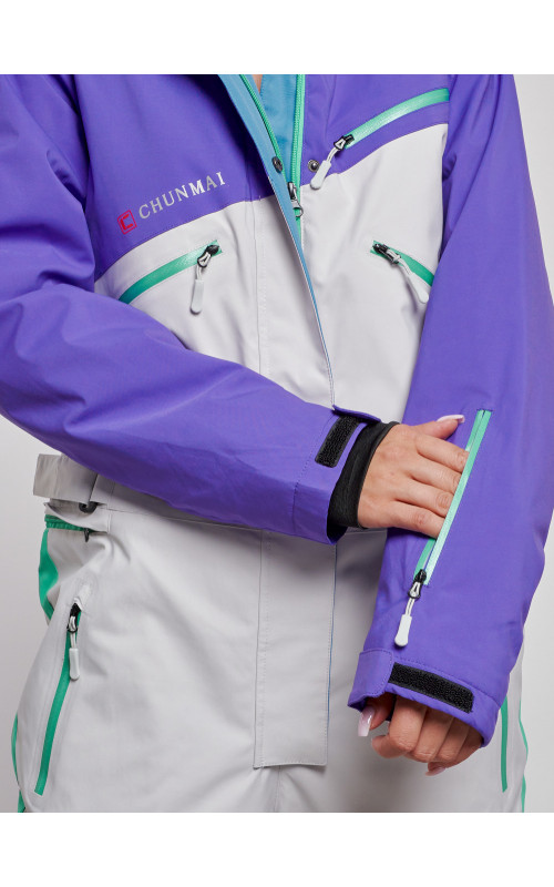 Зимний женский комбинезон для зимних видов спорта.