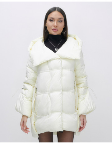 Зимняя женская куртка с капюшоном для холодной погоды.