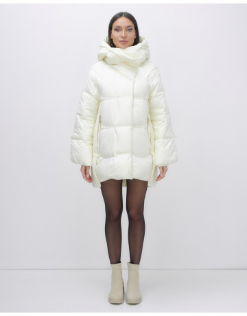 Зимняя женская куртка с капюшоном для холодной погоды.