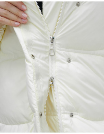 Зимняя женская куртка с капюшоном для холодной погоды.