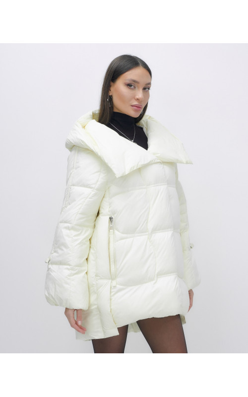 Зимняя женская куртка с капюшоном для холодной погоды.