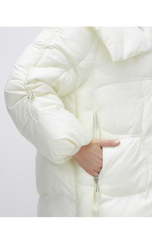 Зимняя женская куртка с капюшоном для холодной погоды.