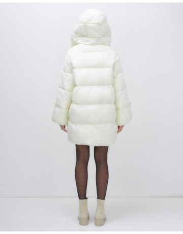 Зимняя женская куртка с капюшоном для холодной погоды.