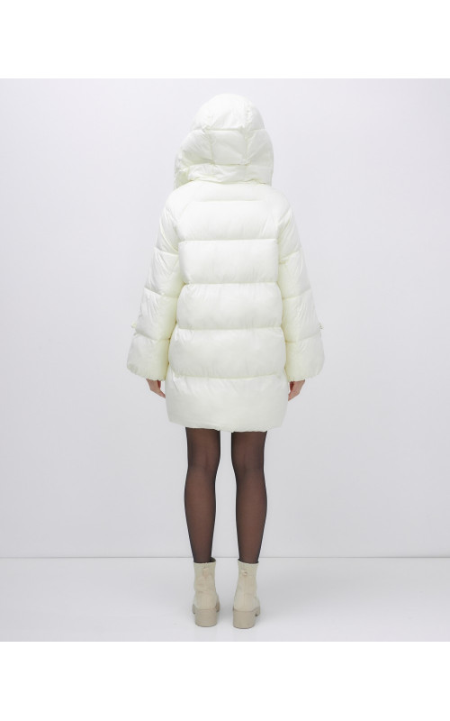 Зимняя женская куртка с капюшоном для холодной погоды.