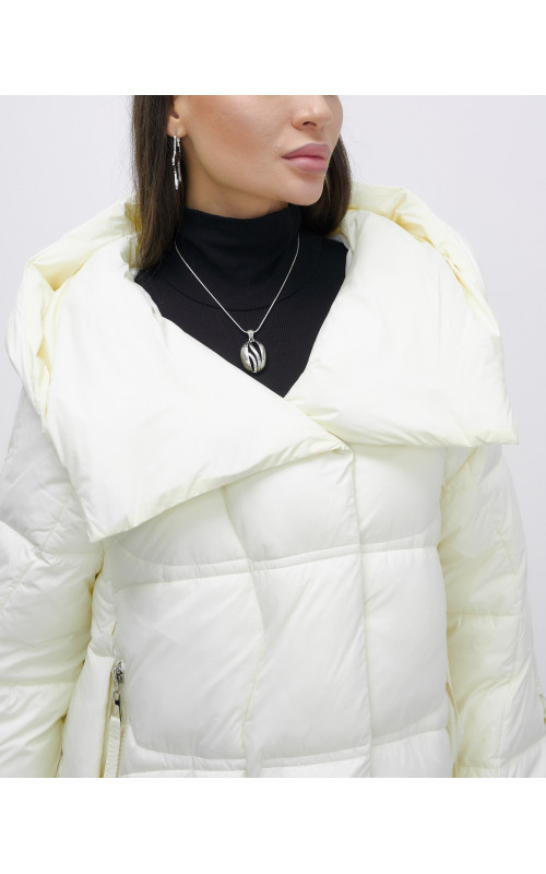 Зимняя женская куртка с капюшоном для холодной погоды.