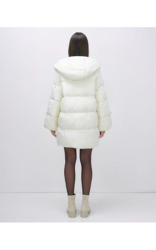 Зимняя женская куртка с капюшоном для холодной погоды.