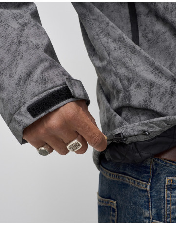 Мужская спортивная куртка «Хит сезона»: стиль и защита в любую погоду