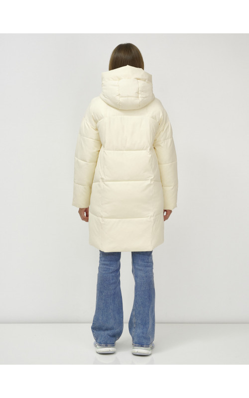 Зимний пуховик с воротником-стойкой и капюшоном.