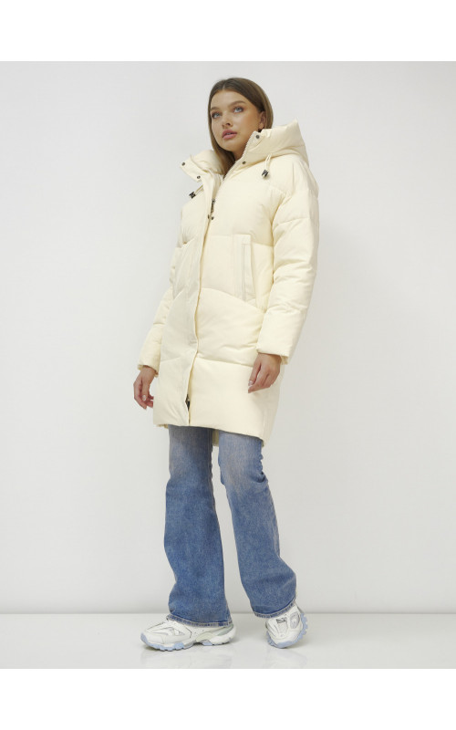 Зимний пуховик с воротником-стойкой и капюшоном.