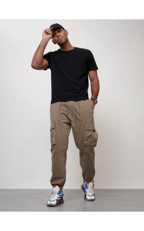 Мужские брюки зауженного кроя.