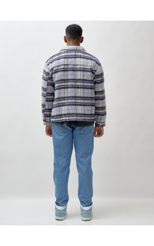 Ворсистая шерстяная рубашка для активного образа жизни.