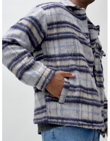 Ворсистая шерстяная рубашка для активного образа жизни.