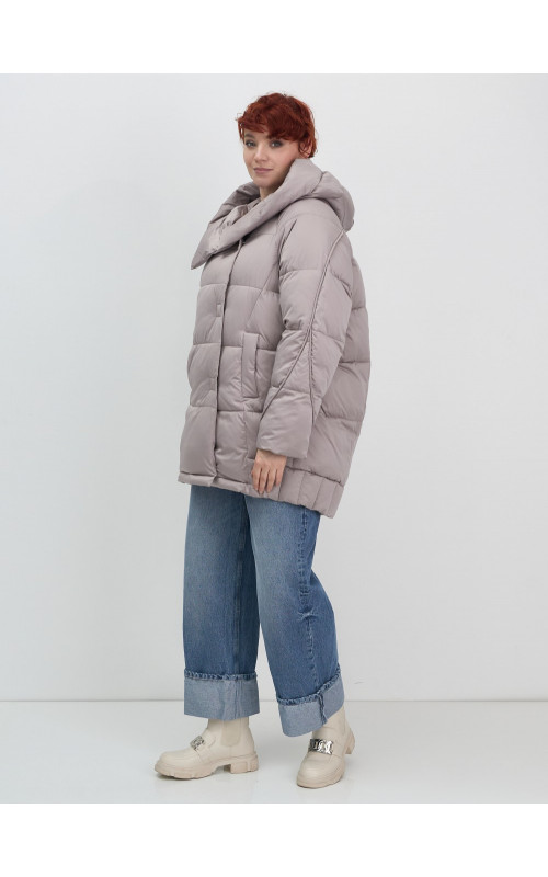 Женский зимний пуховик с капюшоном.