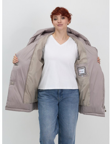 Женский зимний пуховик с капюшоном.