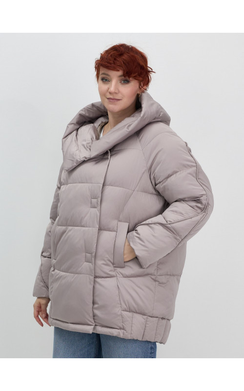 Женский зимний пуховик с капюшоном.