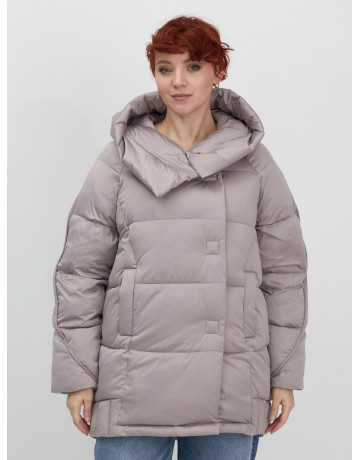 Женский зимний пуховик с капюшоном.