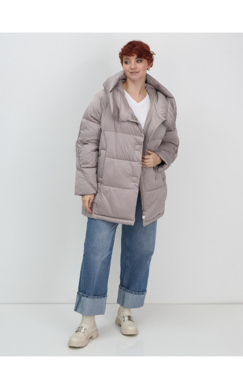 Женский зимний пуховик с капюшоном.