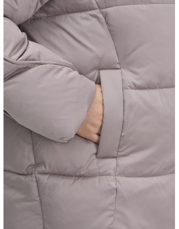 Женский зимний пуховик с капюшоном.