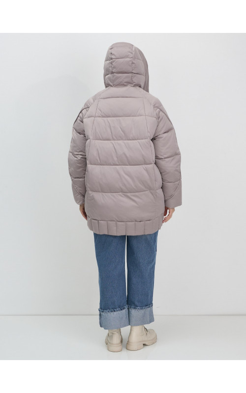 Женский зимний пуховик с капюшоном.