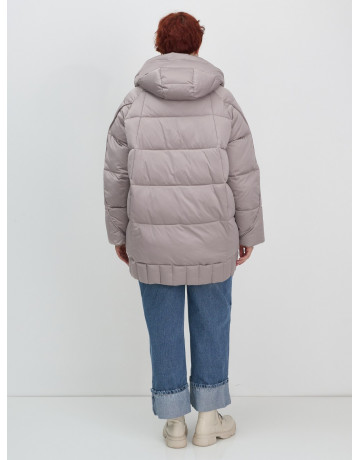 Женский зимний пуховик с капюшоном.