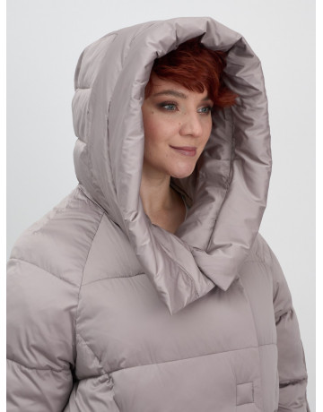 Женский зимний пуховик с капюшоном.