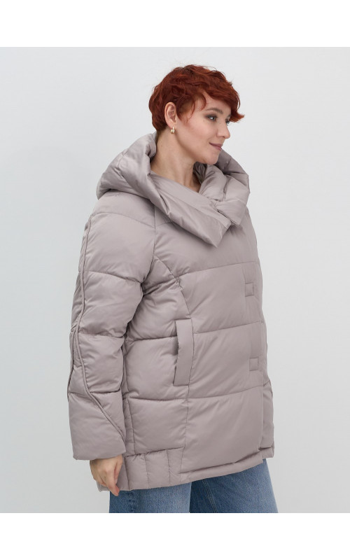 Женский зимний пуховик с капюшоном.