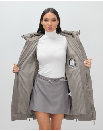 Женская зимняя куртка с капюшоном для холодной погоды.