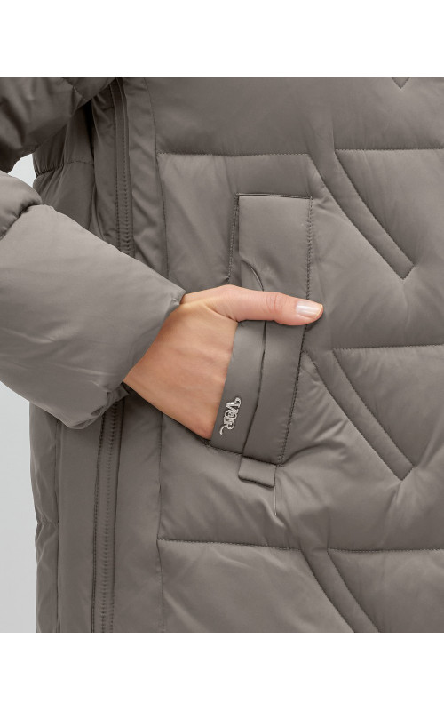 Женская зимняя куртка с капюшоном для холодной погоды.