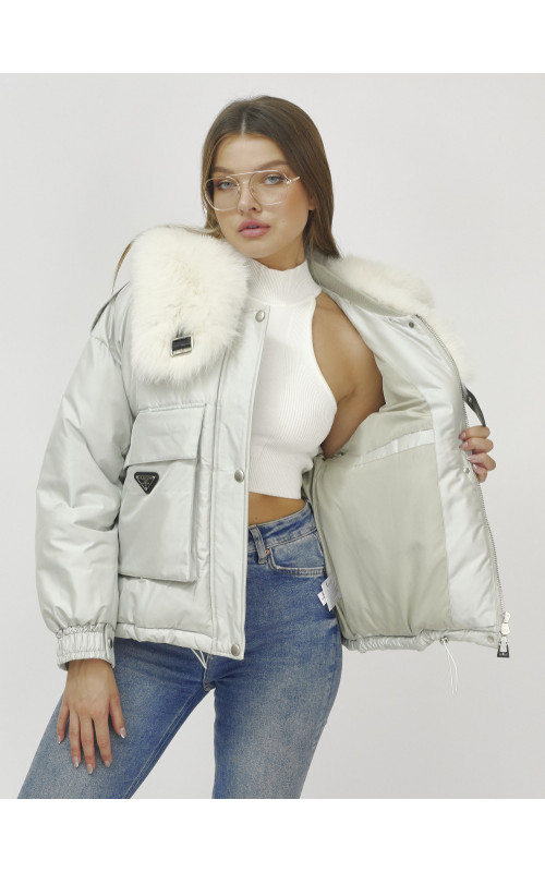 Зимний женский бомбер-куртка с меховой опушкой.