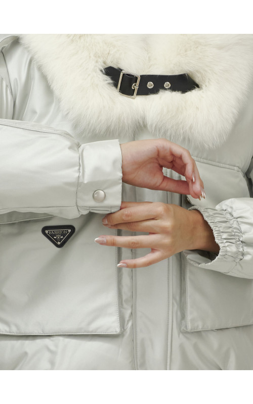 Зимний женский бомбер-куртка с меховой опушкой.