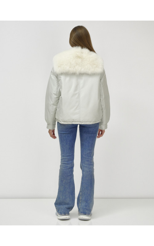 Зимний женский бомбер-куртка с меховой опушкой.