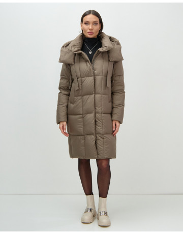 Женский длинный пуховик с капюшоном.