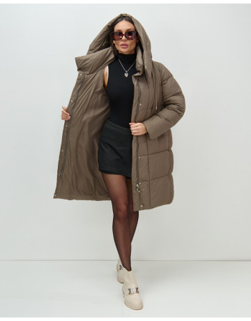 Женский длинный пуховик с капюшоном.