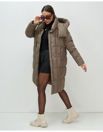 Женский длинный пуховик с капюшоном.
