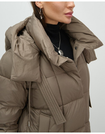 Женский длинный пуховик с капюшоном.